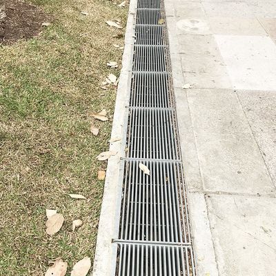 Patenteado Carretera de plástico Fosa de lluvia Alcantarilla comercial de acero Ramas de drenaje de tormenta Placa de cubierta