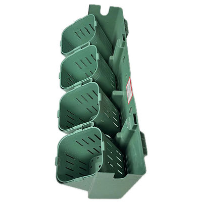 Colgar macetas de plástico para el verde vertical en los jardines 40 macetas por metro cuadrado